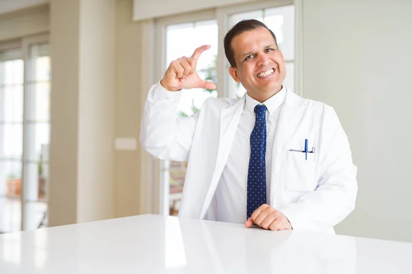 Średnim Wieku Lekarz Mężczyzna Noszenie Płaszcz Medyczny Klinice Uśmiechnięty Pewny — Zdjęcie stockowe