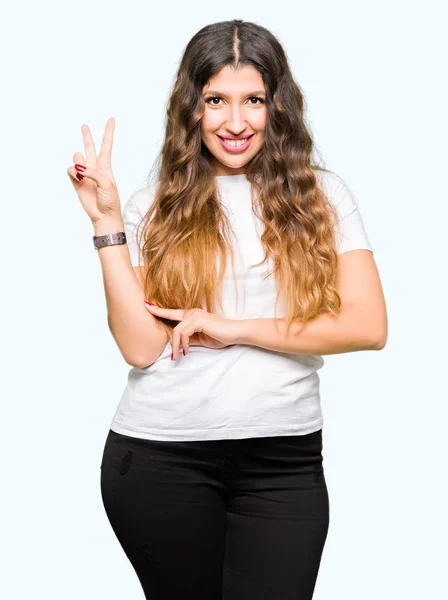 Joven Mujer Hermosa Vistiendo Casual Camiseta Blanca Sonriendo Con Cara — Foto de Stock