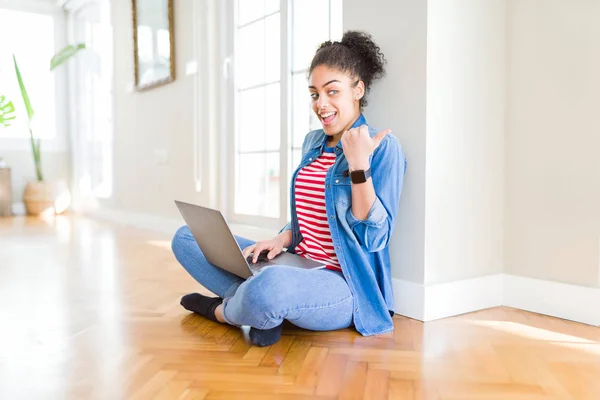 Joven Mujer Afroamericana Sentada Suelo Usando Computadora Portátil Apuntando Mostrando —  Fotos de Stock