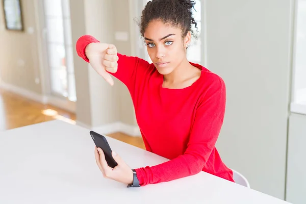 Ung Afrikansk Amerikansk Kvinna Som Använder Smartphone Textning Ett Meddelande — Stockfoto