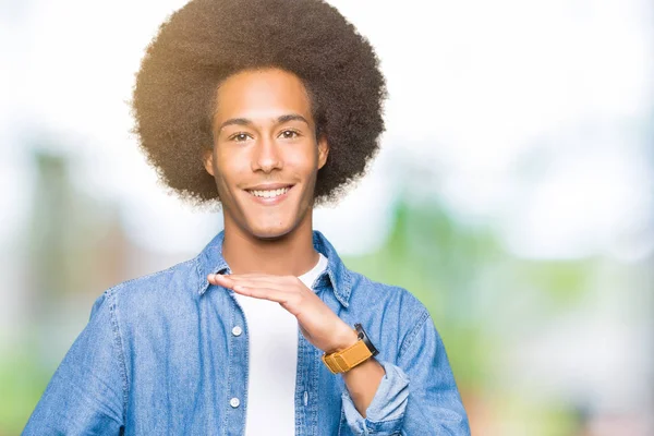 Mladý Afričan Americký Muž Afro Vlasy Gestikulující Rukama Velkými Velkými — Stock fotografie