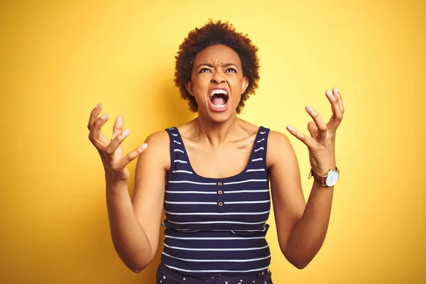 Beauitul Mulher Afro Americana Vestindo Camiseta Verão Sobre Fundo Amarelo — Fotografia de Stock