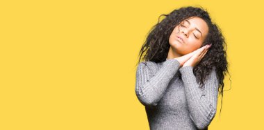 Genç güzel kız kıvırcık saç uyku yorgun rüya ve el ile poz kapalı gözleri ile gülümseyen iken.