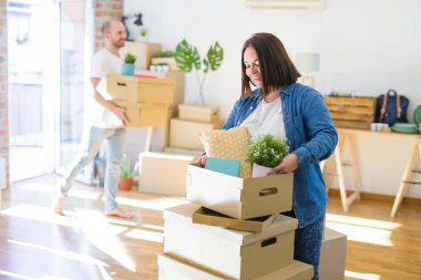 Yeni daireye taşınan genç çift, güzel kadın araba hareket