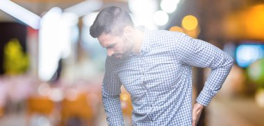 İzole genç yakışıklı adam arka plan geri el ile kas ağrısı dokunmadan acı sırt ağrısı,