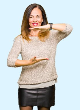 Moda kazak eller eller büyük gösterilen ve büyük boy işareti, ölçü birimi sembolü ile giyen güzel orta yaş kadın. Kameraya bakarak gülümsüyordu. Ölçüm kavramı.