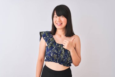 Genç güzel Çinli kadın izole beyaz arka plan üzerinde yaz çiçek t-shirt giyen el ile jest kadar mutlu başparmak yapıyor. Başarı göstererek kameraya bakan ifadeyi onaylama.