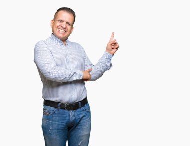 Kameraya bakarak yan el ve parmak ile işaret orta yaş Arap iş adamı yüzünde kocaman bir gülümseme ile izole arka plan üzerinde.