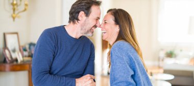 Birlikte evde oturan romantik orta yaş kaç