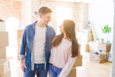 Güzel genç çift aşık içinde sarılmak ve tahta Mo tutarak