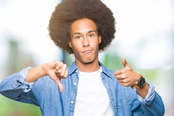 Νεαρός Αφρικανική Αμερικανική Άνθρωπος Αφρο Μαλλιά Κάνει Αντίχειρες Επάνω Και — Φωτογραφία Αρχείου