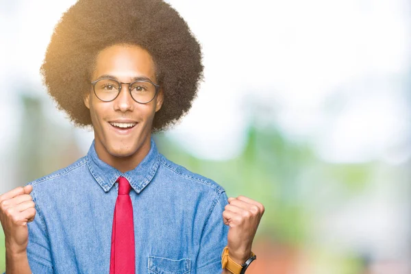 Giovane Uomo Affari Afro Americano Con Capelli Afro Indossando Occhiali — Foto Stock