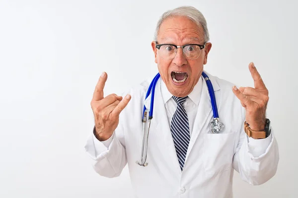 Starszy Szary Haired Doktor Ubrany Stetoskop Stojący Białym Tle Krzycząc — Zdjęcie stockowe