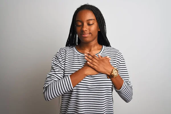 Mujer Afroamericana Joven Con Camiseta Rayas Pie Sobre Fondo Blanco —  Fotos de Stock