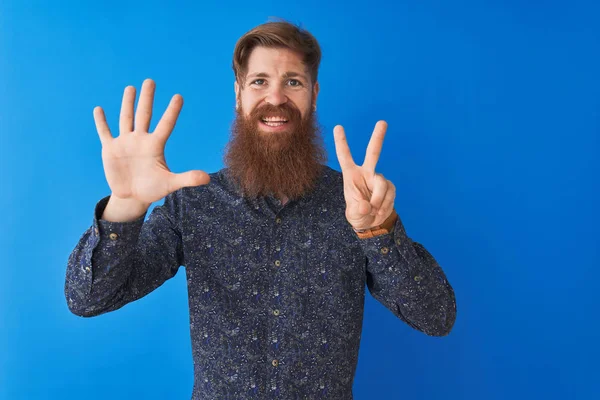 Giovane Rossa Irlandese Uomo Indossa Camicia Estiva Floreale Piedi Sopra — Foto Stock