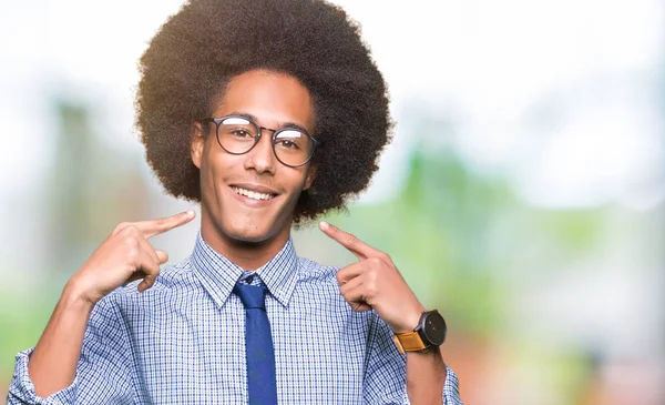 Giovane Uomo Affari Afro Americano Con Capelli Afro Indossare Occhiali — Foto Stock