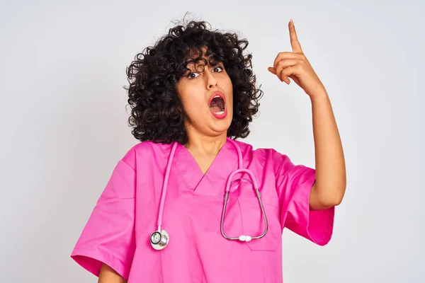 Jonge Arabische Dokter Vrouw Met Krullend Haar Het Dragen Van — Stockfoto