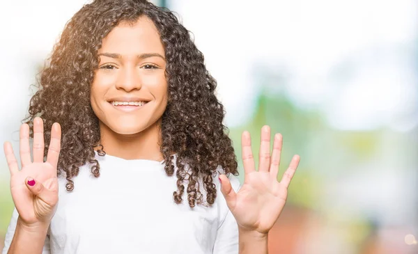 Jeune Belle Femme Aux Cheveux Bouclés Portant Shirt Blanc Montrant — Photo