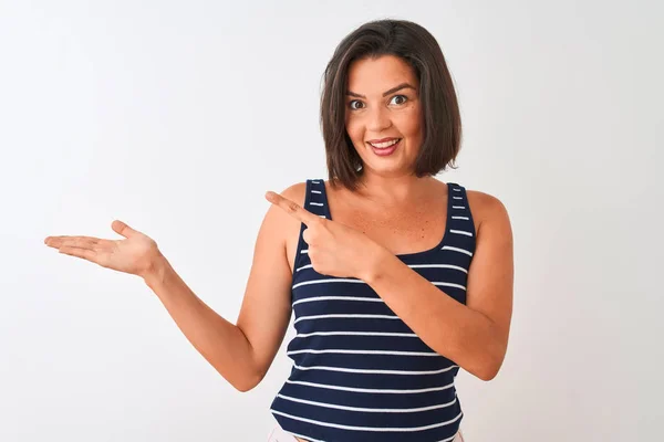 Jonge Mooie Vrouw Dragen Blauw Gestreepte Shirt Staande Geïsoleerde Witte — Stockfoto