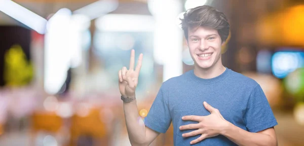 Pemuda Tampan Mengenakan Shirt Biru Atas Latar Belakang Terisolasi Bersumpah — Stok Foto