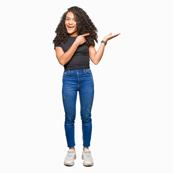 Mulher Bonita Nova Com Cabelo Encaracolado Espantado Sorrindo Para Câmera — Fotografia de Stock