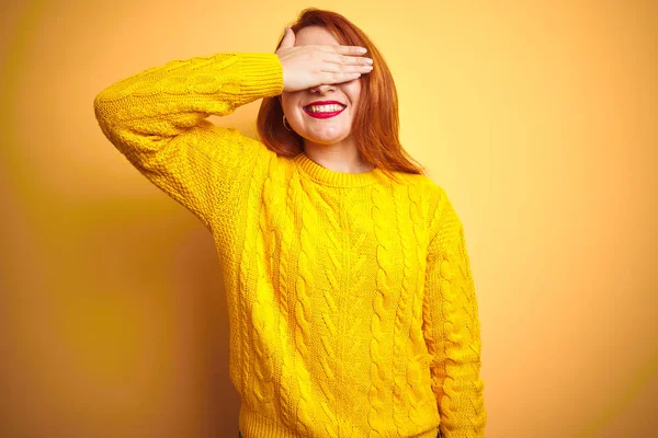 Hermosa Pelirroja Vistiendo Suéter Invierno Pie Sobre Fondo Amarillo Aislado — Foto de Stock