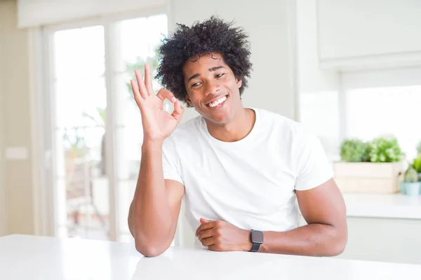 Jonge Afro Amerikaanse Man Dragen Casual Wit Shirt Zittend Thuis — Stockfoto