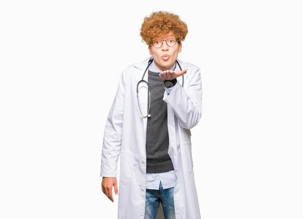 Νεαρός Γιατρός Όμορφος Άνδρας Φορώντας Ιατρική Παλτό Κοιτάζοντας Την Κάμερα — Φωτογραφία Αρχείου