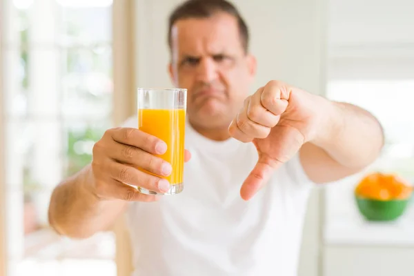 Hombre Mediana Edad Bebiendo Vaso Jugo Naranja Casa Con Cara — Foto de Stock