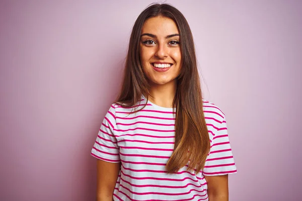 Joven Hermosa Mujer Con Camiseta Rayas Pie Sobre Fondo Rosa — Foto de Stock