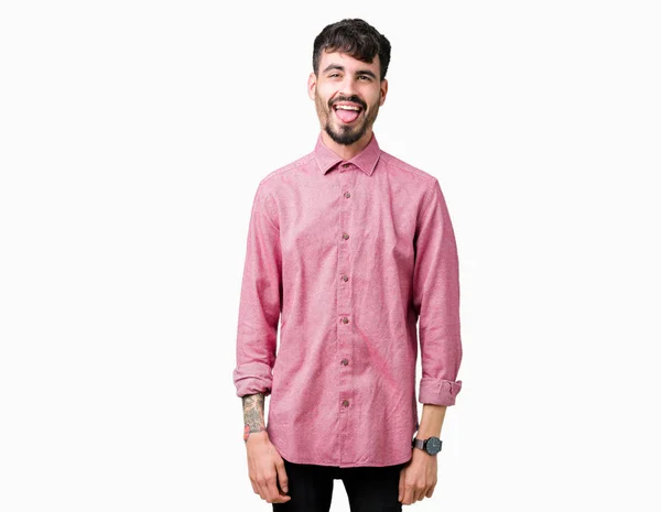 若いハンサムな男の舌を付着分離の背景の上はピンクの シャツを身に着けているアウト面白い表現に満足 感情の概念 — ストック写真