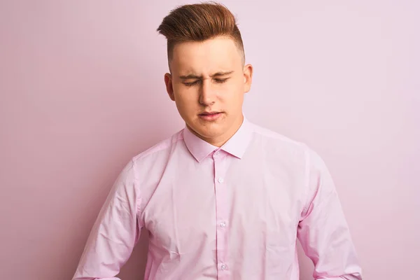 Jovem Empresário Bonito Vestindo Camisa Elegante Sobre Fundo Rosa Isolado — Fotografia de Stock