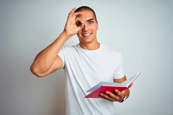 Ung Stilig Man Läser Röd Bok Över Vit Isolerad Bakgrund — Stockfoto