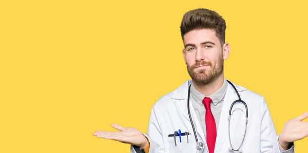 Tıbbi Ceket Giyen Genç Yakışıklı Doktor Adam Clueless Kollar Elleri — Stok fotoğraf