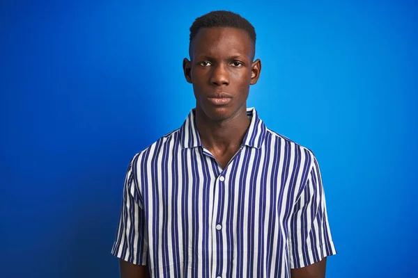 Homme Afro Américain Portant Une Chemise Décontractée Rayée Debout Sur — Photo