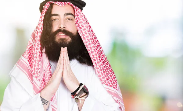 Arabský Obchodník Dlouhými Vlasy Nosí Tradiční Palestinou Šátek Modlit Rukama — Stock fotografie