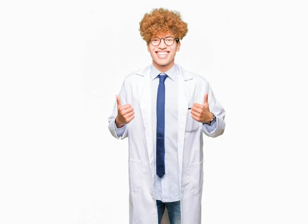 Homem Cientista Bonito Jovem Vestindo Óculos Sinal Sucesso Fazendo Gesto — Fotografia de Stock