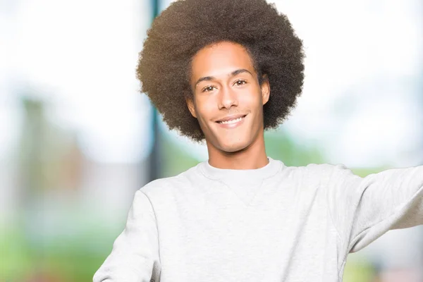 Unga Afroamerikanska Man Med Afro Hår Bär Sportig Sweatshirt Tittar — Stockfoto