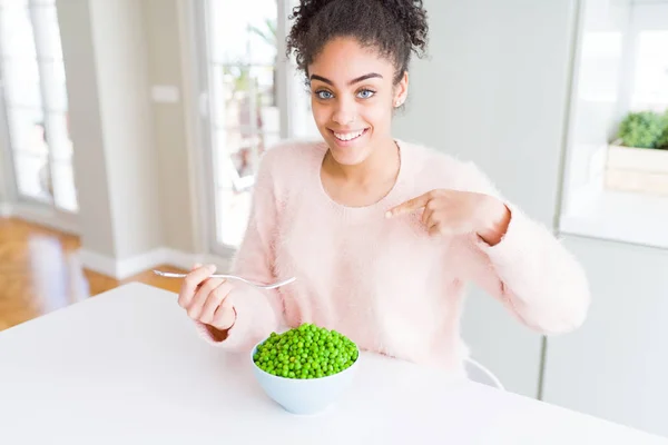 Young African American Girl Eating Healthy Green Peas Surprise Face — Stock Photo, Image