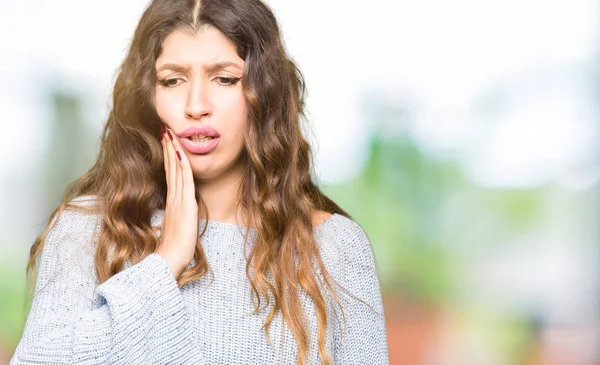 Mooie Jongedame Winter Trui Mond Met Hand Met Pijnlijke Expressie — Stockfoto