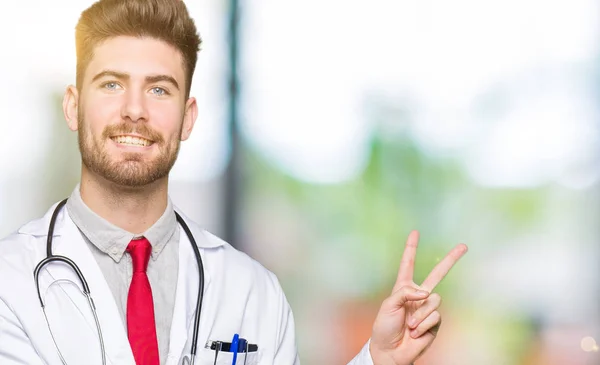 Joven Médico Guapo Con Abrigo Médico Sonriendo Con Cara Feliz — Foto de Stock