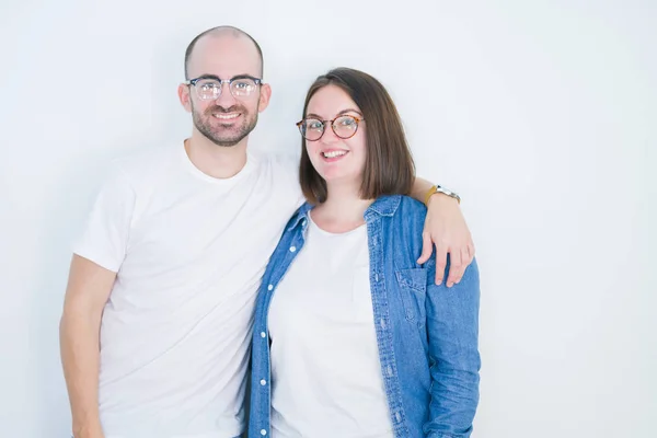 Casal Jovem Juntos Vestindo Óculos Sobre Fundo Isolado Branco Com — Fotografia de Stock