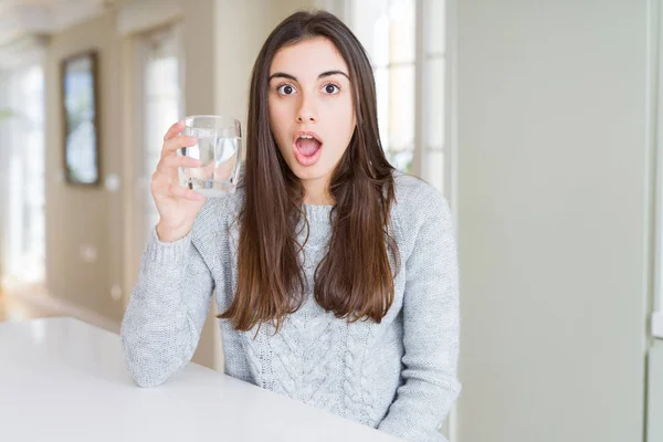 Vacker Ung Kvinna Dricker Ett Färskt Glas Vatten Skrämmas Chock — Stockfoto