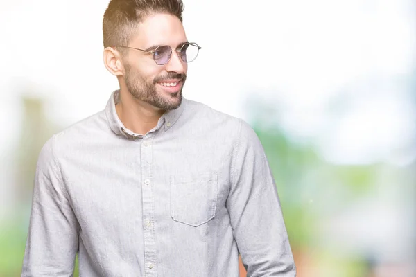 Joven Hombre Guapo Con Gafas Sol Sobre Fondo Aislado Mirando —  Fotos de Stock