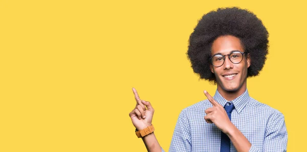 Unga Afroamerikanska Affärsman Med Afro Hår Glasögon Leende Och Tittar — Stockfoto