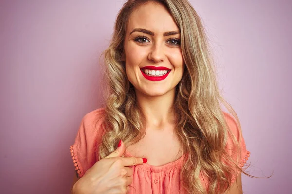 Ung Vacker Kvinna Bär Shirt Stående Över Rosa Isolerad Bakgrund — Stockfoto