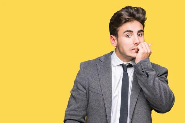 Fiatal Üzletember Viselt Öltöny Nyakkendő Elszigetelt Háttér Látszó Hangsúlyozni Ideges — Stock Fotó