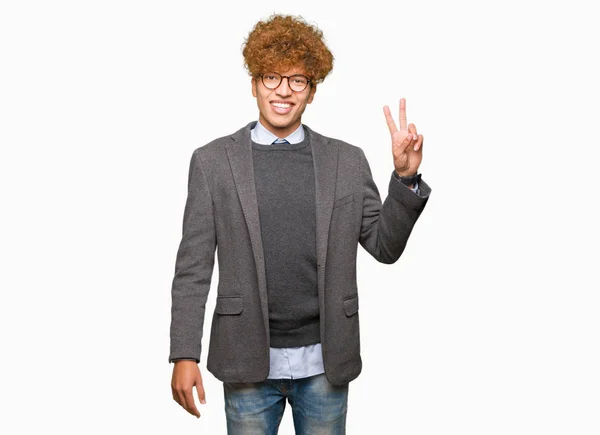 Joven Hombre Negocios Guapo Con Gafas Afro Que Sonríe Con — Foto de Stock
