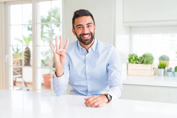 Bonito Homem Negócios Hispânico Mostrando Apontando Para Cima Com Dedos — Fotografia de Stock