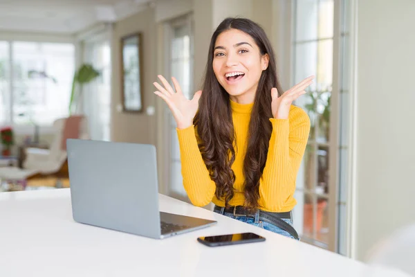 Mujer Joven Usando Computadora Portátil Celebrando Loco Sorprendido Por Éxito —  Fotos de Stock